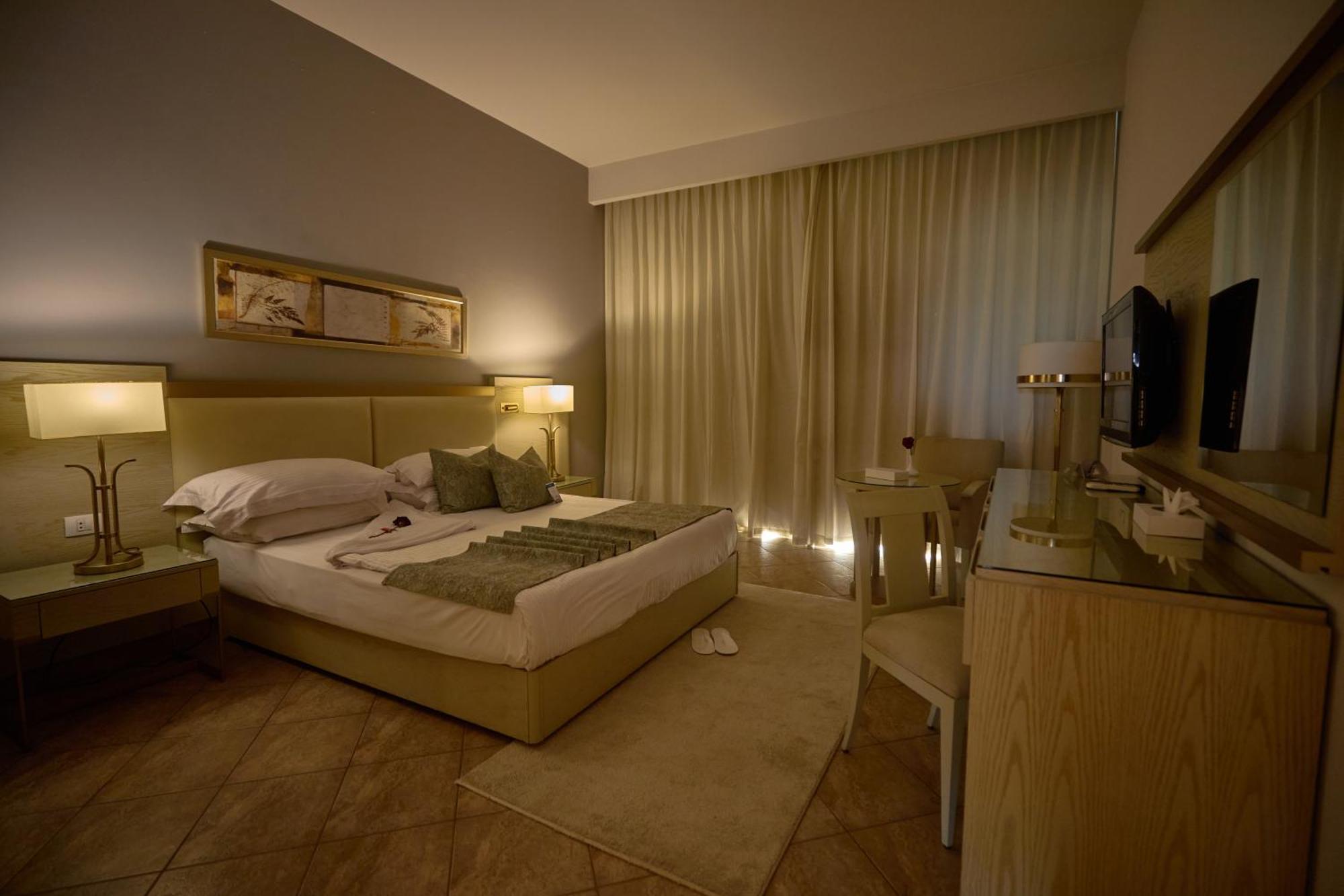 Swiss Pyramids Golf 5*